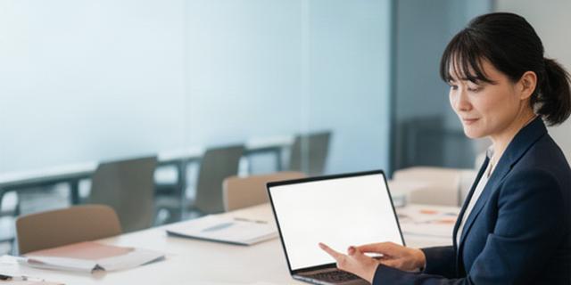 前橋の研修室で担当者が企業向け研修資料を確認している様子